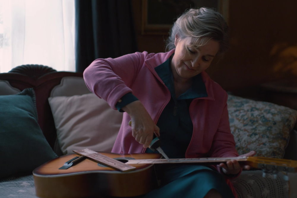 Person baut Gartenhaus-Bausatz